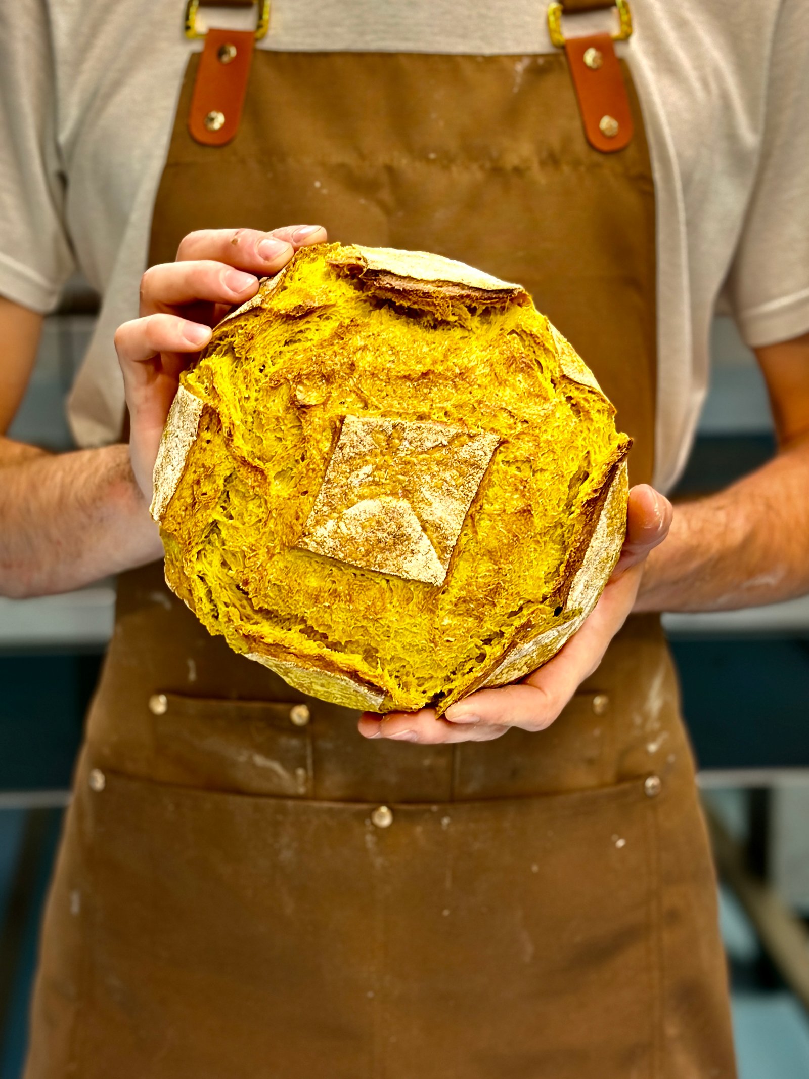 Pan de Cúrcuma KOBO — masa madre artesano elaborado a mano en Donostia